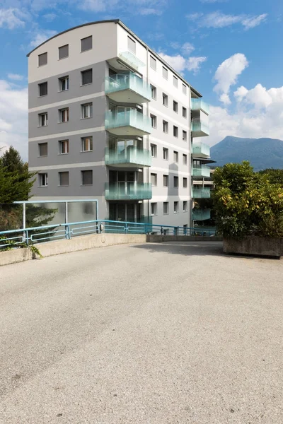 Six-floor modern building, exteriors — Stock Photo, Image