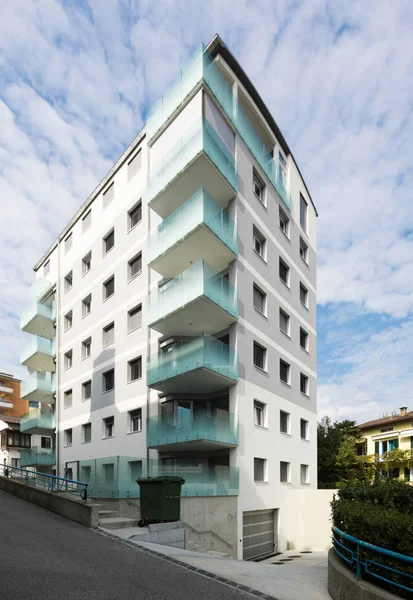 Six-floor modern building, exteriors — Stock Photo, Image