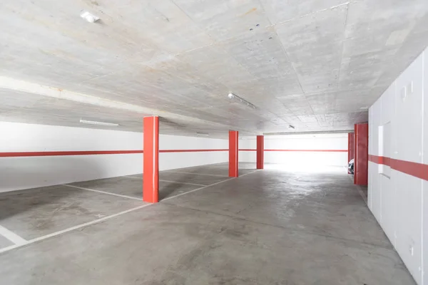 Parking vide au sous-sol d'un immeuble — Photo