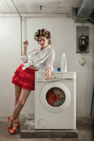 Retrato de mujer bonita en la lavandería —  Fotos de Stock
