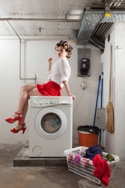 Retrato de mujer bonita en la lavandería — Foto de Stock