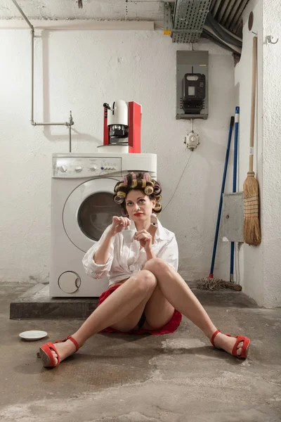 Retrato de mujer bonita en la lavandería — Foto de Stock