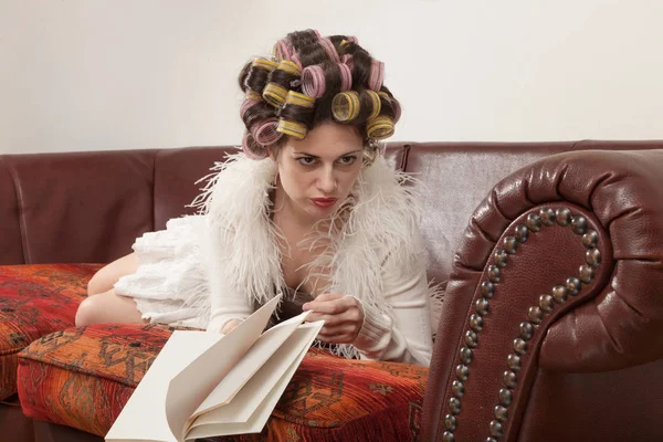 Retrato de un modelo con un libro —  Fotos de Stock