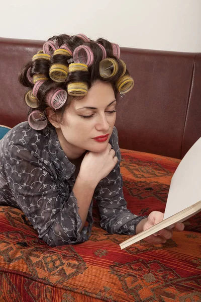 Retrato de un modelo con un libro —  Fotos de Stock