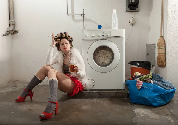 Retrato de mujer bonita en la lavandería —  Fotos de Stock
