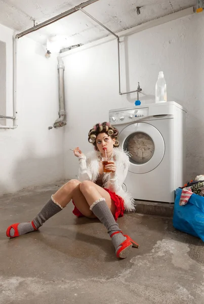 Retrato de mulher bonita na lavanderia — Fotografia de Stock
