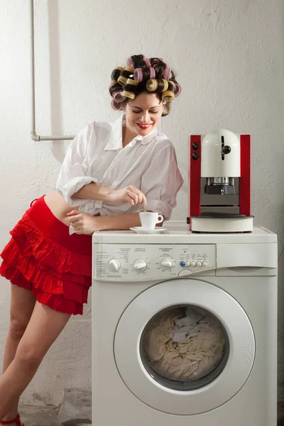 Mulher na lavanderia, interior — Fotografia de Stock
