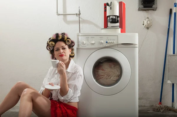 Femme dans la blanchisserie, intérieur — Photo