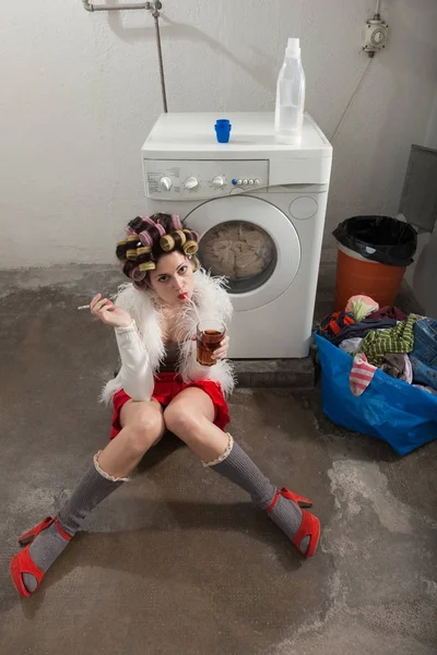Mulher na lavanderia, interior — Fotografia de Stock