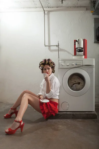 Frau in der Wäscherei, innen — Stockfoto