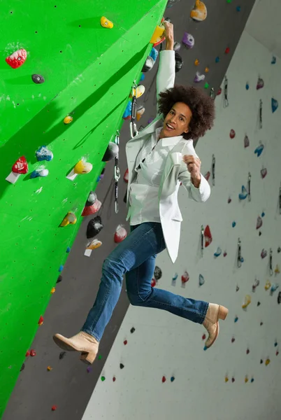 Woman on artificial climbing wall — Stock Photo, Image