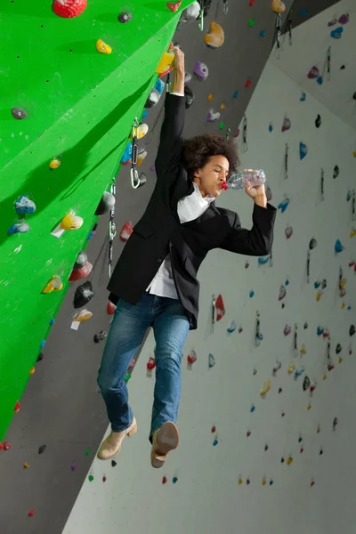 Mujer en pared de escalada artificial — Foto de Stock