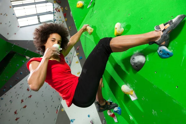 Woman on artificial climbing wall — Stock Photo, Image