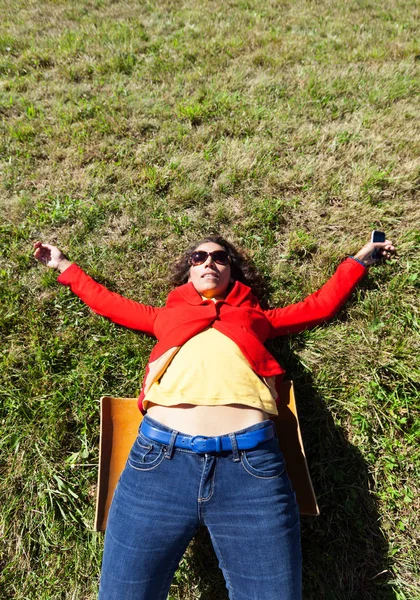 躺在草地上的女人的画像 — 图库照片