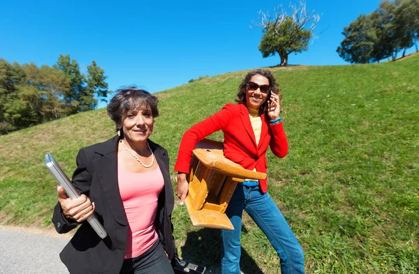 Two Business Women Countryside Outdoors — Stock Photo, Image