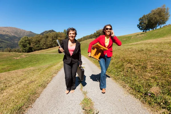 Portrait Two Business Women Countryside — Stock Photo, Image