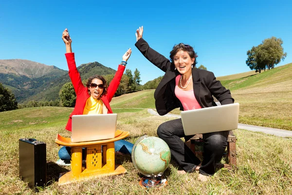 Two Women Happy Working Outdoors Portrait — Stock Photo, Image