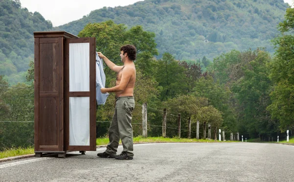 Armario de madera con un hombre — Foto de Stock