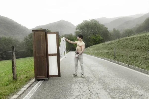 一个男人的木制衣柜 — 图库照片