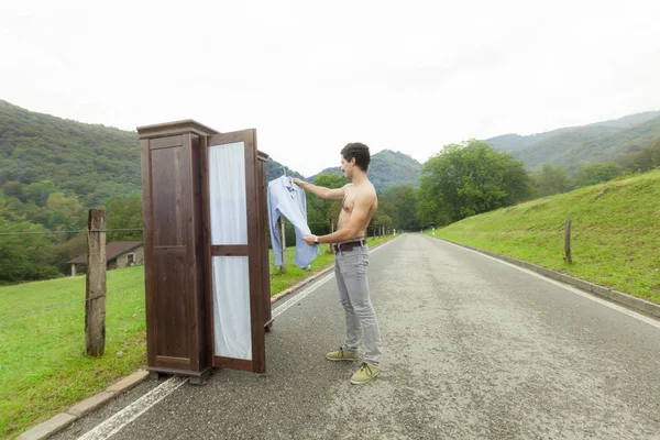 Dřevěná šatní skříň s mužem — Stock fotografie