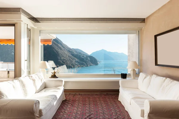 Amplio Salón Con Gran Ventana Con Vistas Lago —  Fotos de Stock