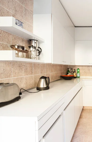 インテリア 家庭用キッチン 白いキャビネット — ストック写真