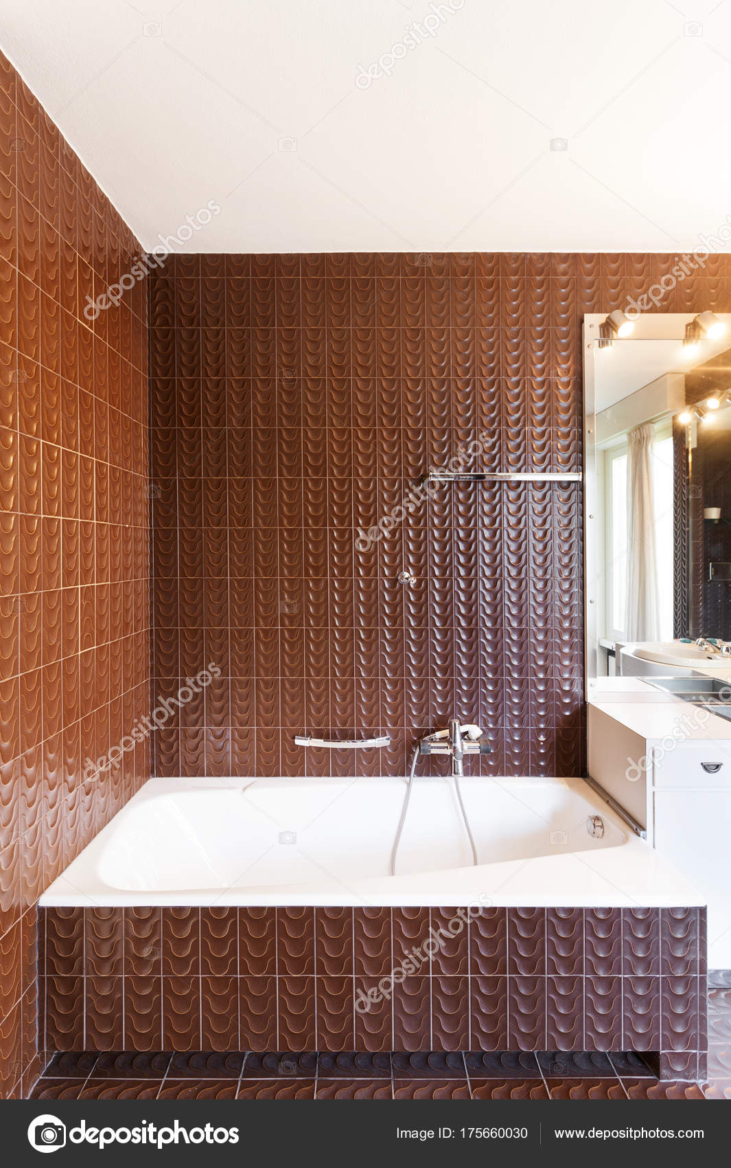 Interieur Appartement Badkamer Muur Tegels Bruin — Stockfoto ... Interieur Appartement Badkamer Muur Tegels Bruin — Stockfoto ...