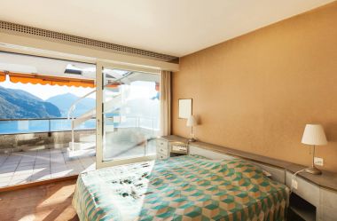 büyük pencere göle bakan iç, yatak odası