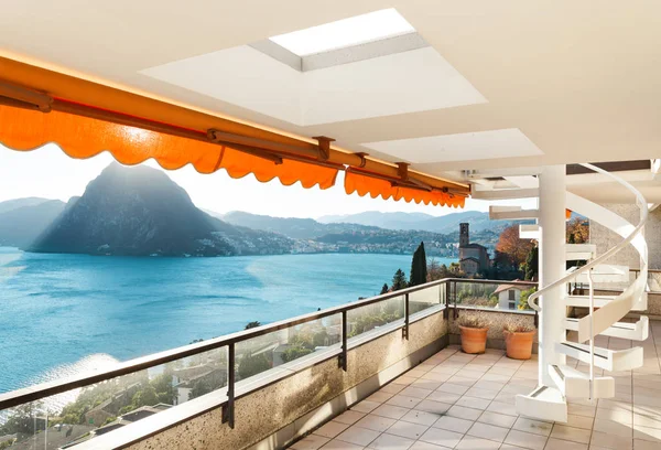 Large Balcony Penthouse Apartment Overlooking Lake — Stock Photo, Image