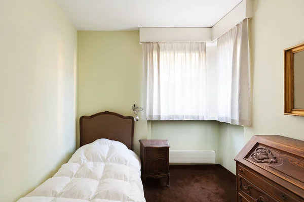 内装のアパート 古典的なスタイルで素敵なベッドルーム — ストック写真