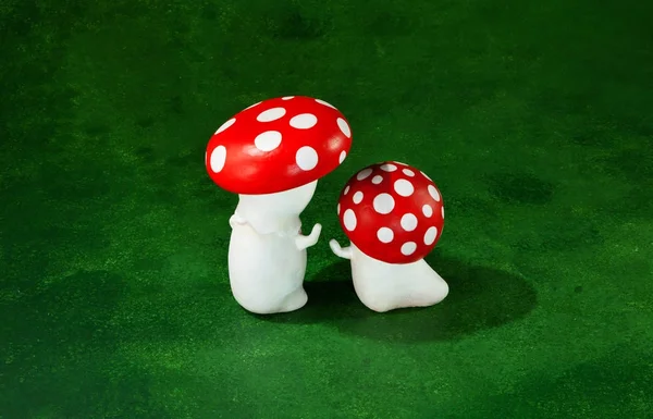 Bonitinho Fantoches Feitos Mão Dois Cogumelos Fundo Verde — Fotografia de Stock