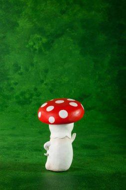 sevimli kukla el yapımı, bir mantar, yeşil arka plan