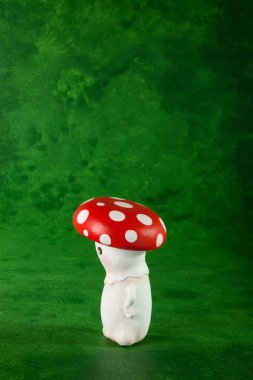 sevimli kukla el yapımı, bir mantar, yeşil arka plan