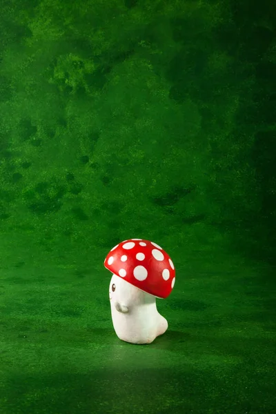 Leuke Handgemaakte Poppen Één Champignons Groene Achtergrond — Stockfoto