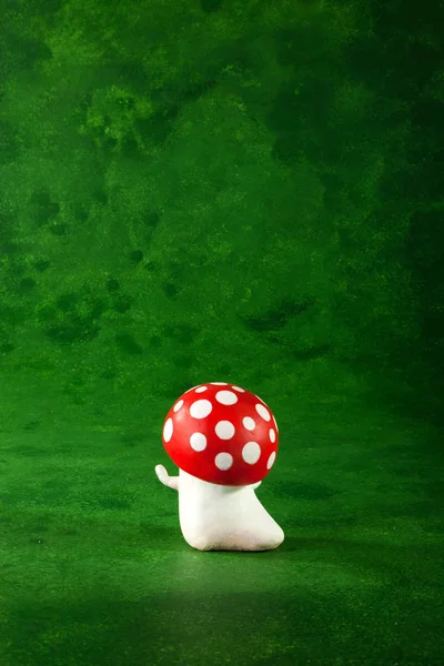 Bonitinho Fantoches Feitos Mão Cogumelo Fundo Verde — Fotografia de Stock