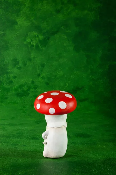 Schattig Marionet Handgemaakte Een Groene Achtergrond Champignons — Stockfoto