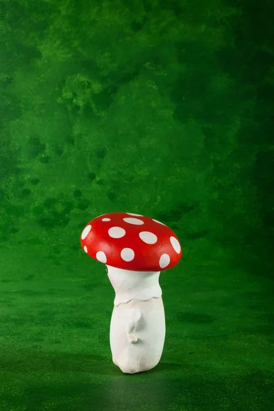 Bonitinho Fantoche Feito Mão Cogumelo Fundo Verde — Fotografia de Stock