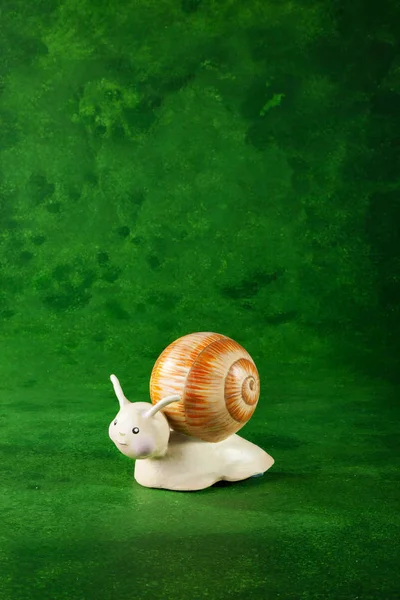 Милий Маріонетковий Ручної Роботи Маленький Равлик Зелений Фон — стокове фото