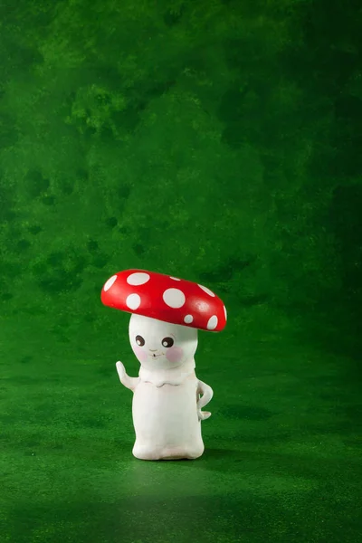 可爱木偶手工 一蘑菇 绿色背景 — 图库照片
