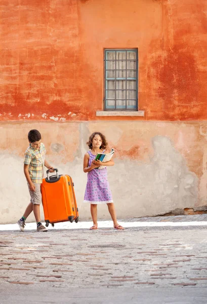 Retrato de dos niños de vacaciones — Foto de Stock