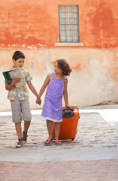 Retrato de dos niños de vacaciones — Foto de Stock