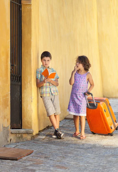 Retrato de dos niños de vacaciones — Foto de Stock