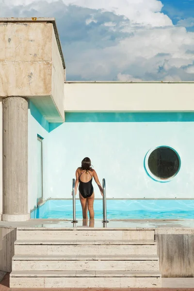 Retrato de una niña en la piscina — Foto de Stock