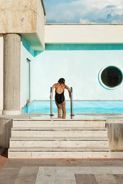 Retrato de una niña en la piscina — Foto de Stock