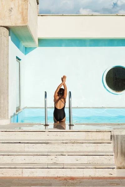 Retrato de una niña en la piscina — Foto de Stock