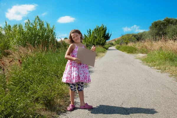 Niña Haciendo Autostop Por Calle Retrato — Foto de Stock