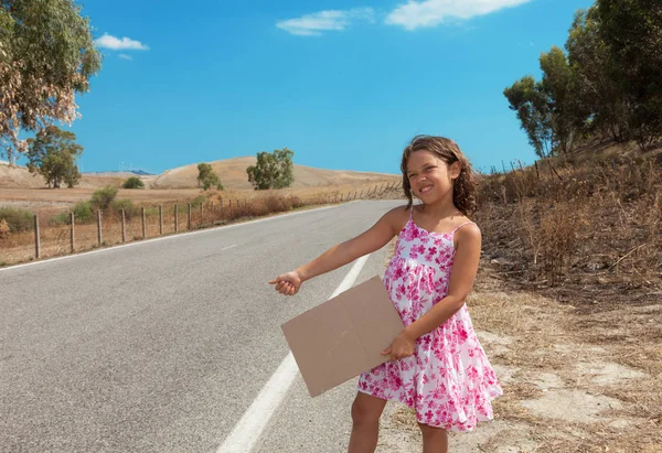 Niña Haciendo Autostop Por Calle Retrato — Foto de Stock