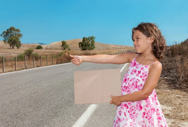 Bambina Autostop Lungo Strada Ritratto — Foto Stock