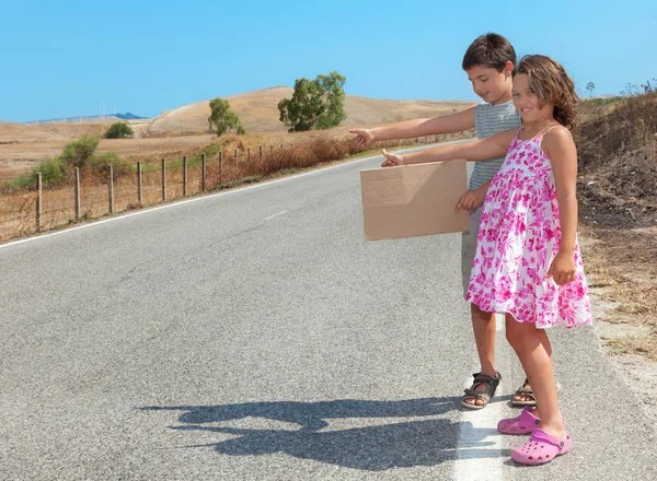 Retrato de dos niños en la carretera — Foto de Stock