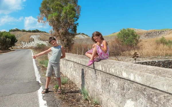 Portrait of two children on the road — Stock Photo, Image